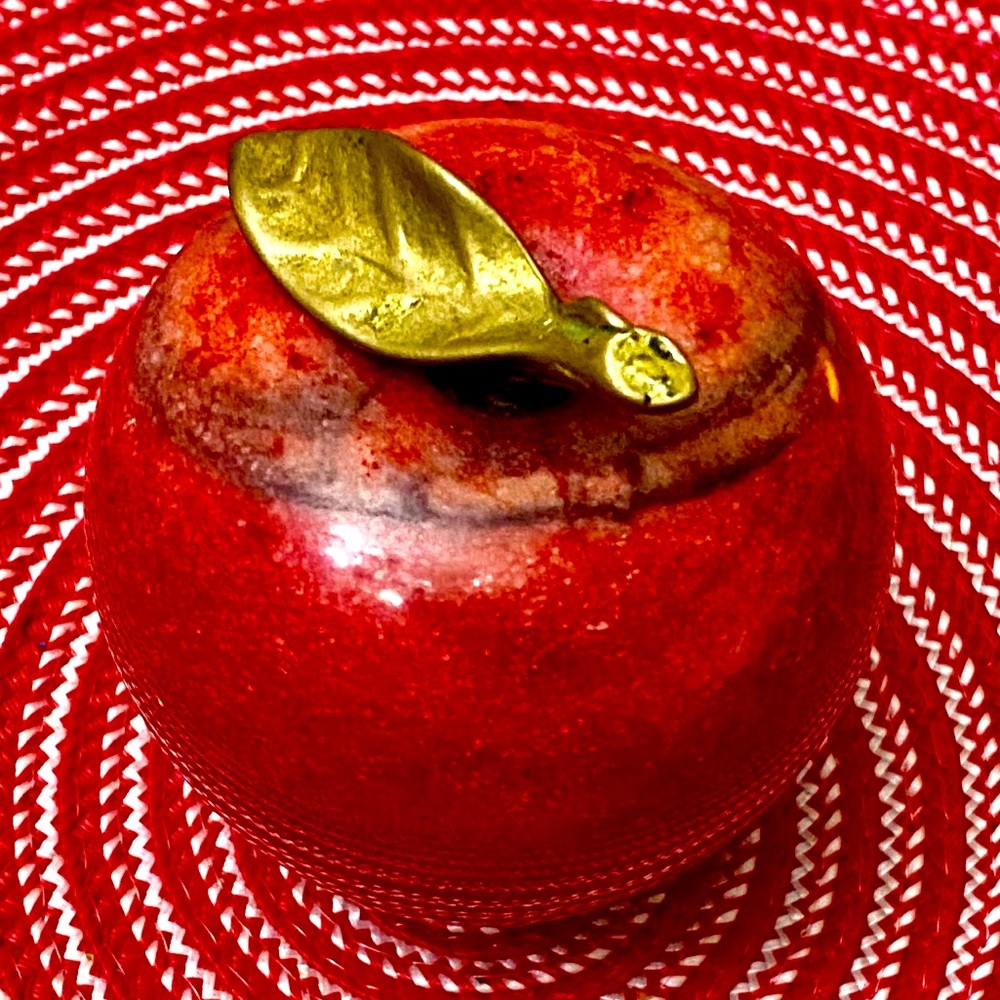 VINTAGE CARVED NATURAL STONE LIFESIZE APPLE W/BRASS STEM&LEAF